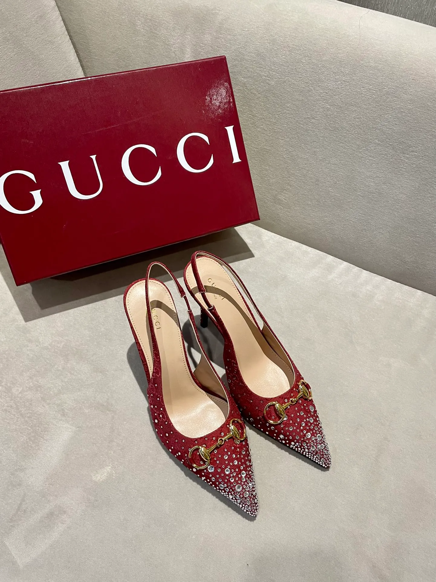 👟👟Ex-factory price 580👟👟 2024 G family’s new GUcc𝐢 horsebit pump sandals with pointed toes, elastic straps and kitten heels complement each other to create a comfortable and fitting design, and the back-lace pumps are the essence of design. Hot-drilling process Upper: Imported high-grade G G canvas Lining/foot pads: Full-grain high-grade lambskin Sole: Italian top-grade genuine leather sole Heel height: 10.5cm Fitting size: 35-42 (40/41/42 custom-made, non-refundable)